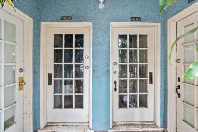 a room with lots of different kinds of flowers