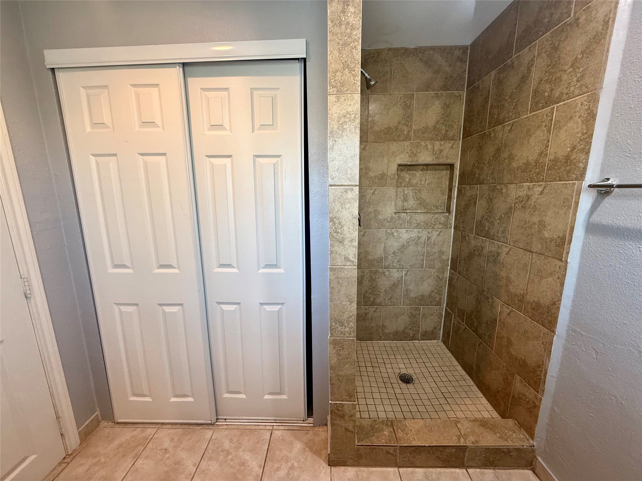 429 West 2nd Street Freeport, TX 77541 - Photo 38 of 49 apartment shower
