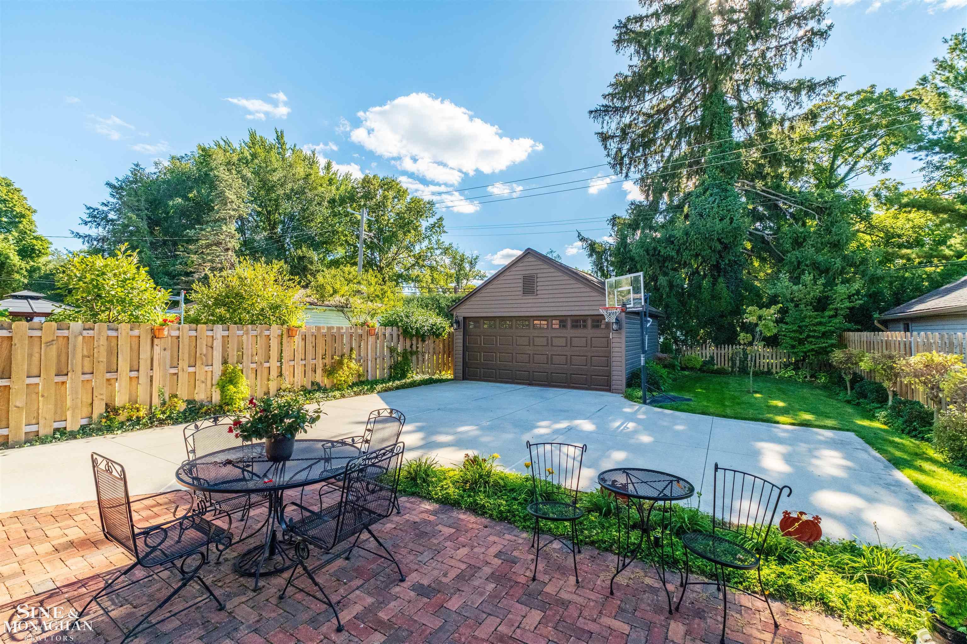 273 Moran Road Grosse Pointe, MI 48236 - Photo 9 of 57 50191215-efc3747b-27e4-4762-83d2-7cccef581037.JPG