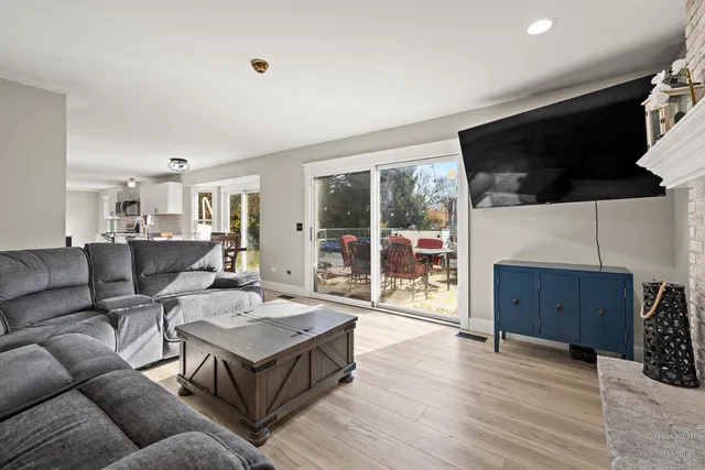 $425,000 | 56 Huntcliff Court, Fox River Grove, IL 60021