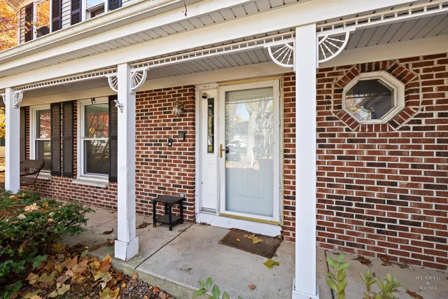 $425,000 | 56 Huntcliff Court, Fox River Grove, IL 60021