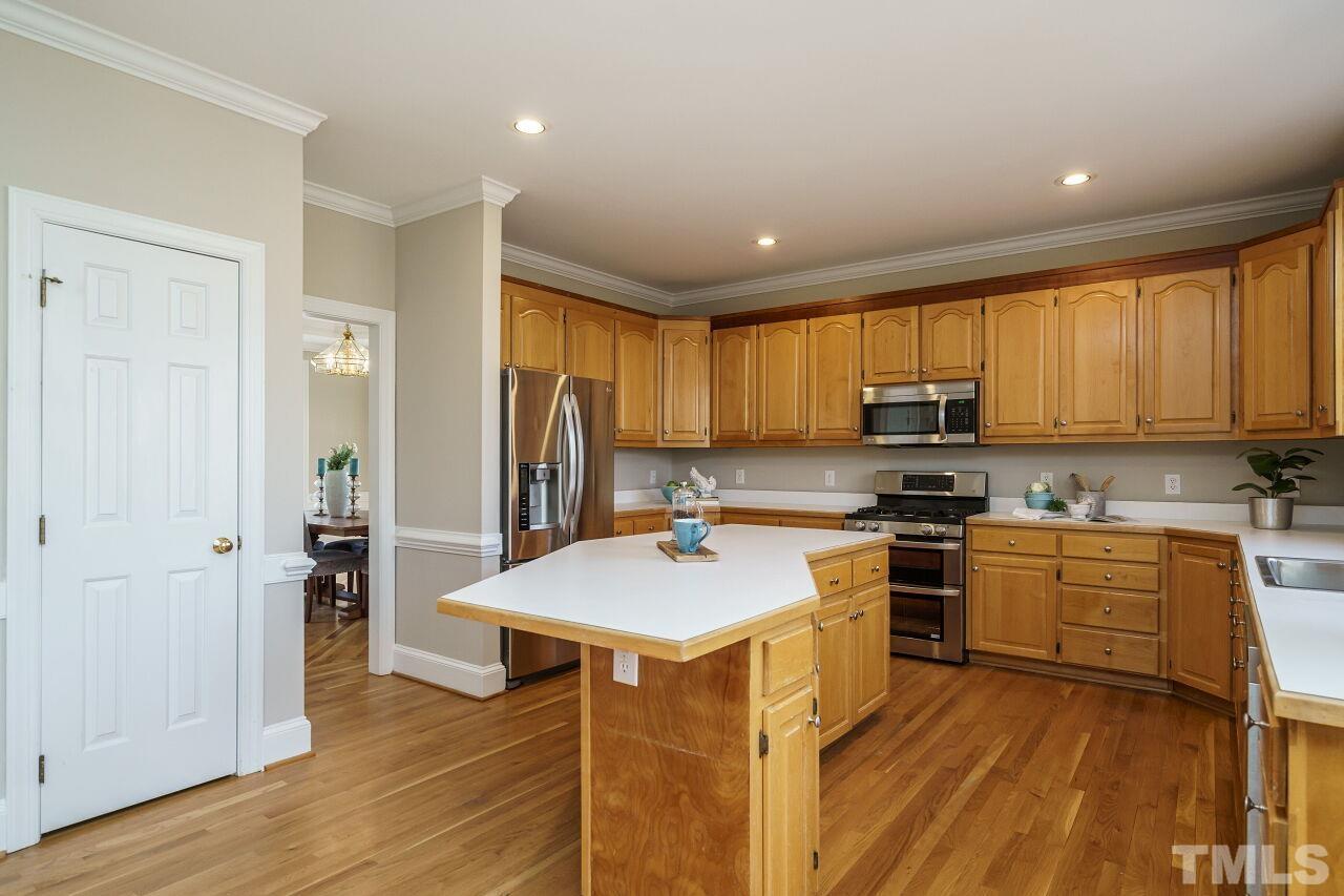 7920 Sutcliffe Drive Raleigh, NC 27613 - Photo 5 of 37 Oversized Kitchen !