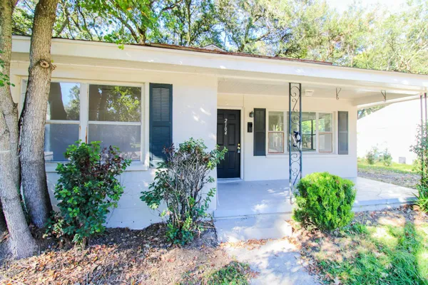 $2,200 | 2104 Maybank Highway, Charleston, SC 29412