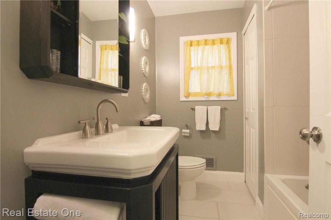 2822 Lone Tree Road Highland, MI 48357 - Photo 21 of 33 Second bath custom remodel from top to bottom.