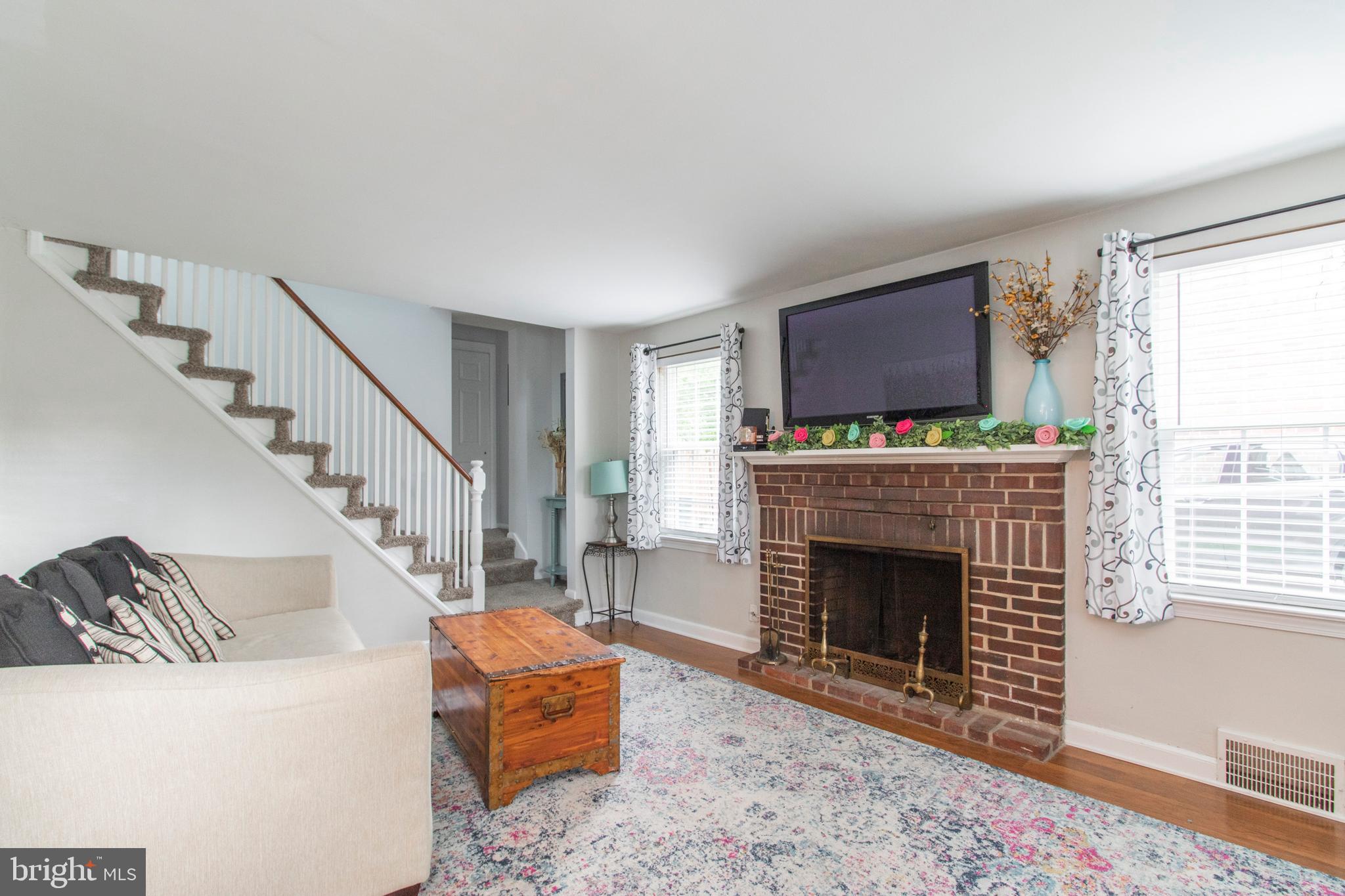 605 Paper Mill Road Oreland, PA 19075 - Photo 3 of 33 Living Room