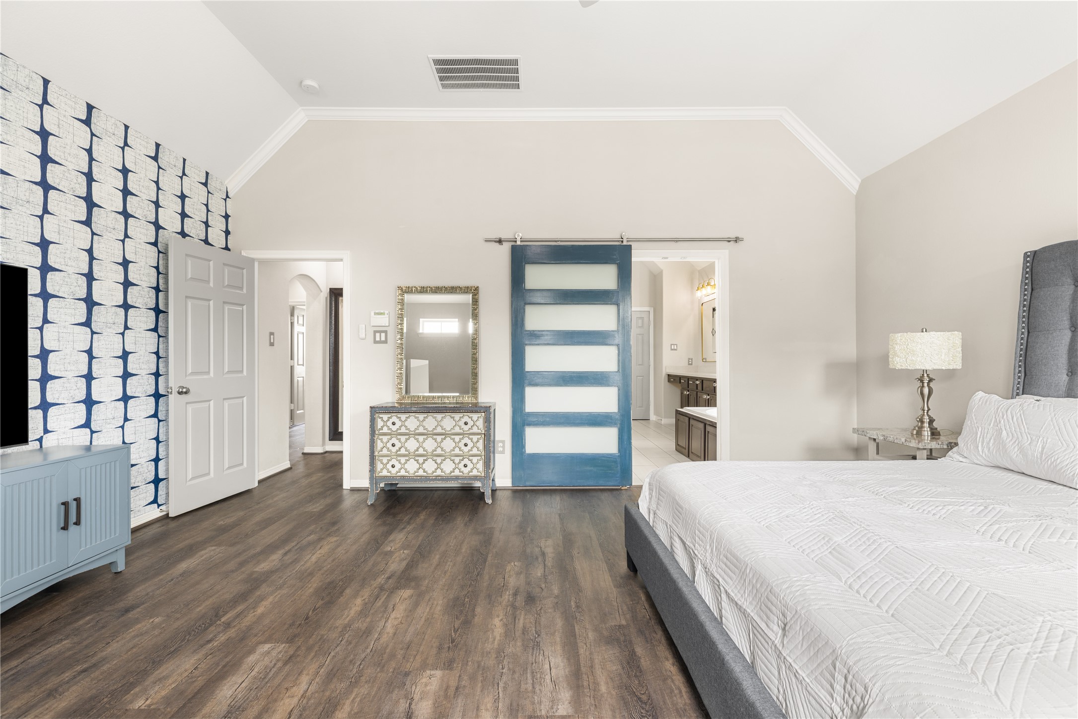 10215 Spring Shadows Park Circle Houston, TX 77080 - Photo 23 of 44 High ceilings