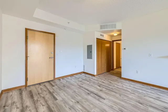 $219,900 | 820 Emerald Street Southeast, Unit 402, St. Paul, MN 55114