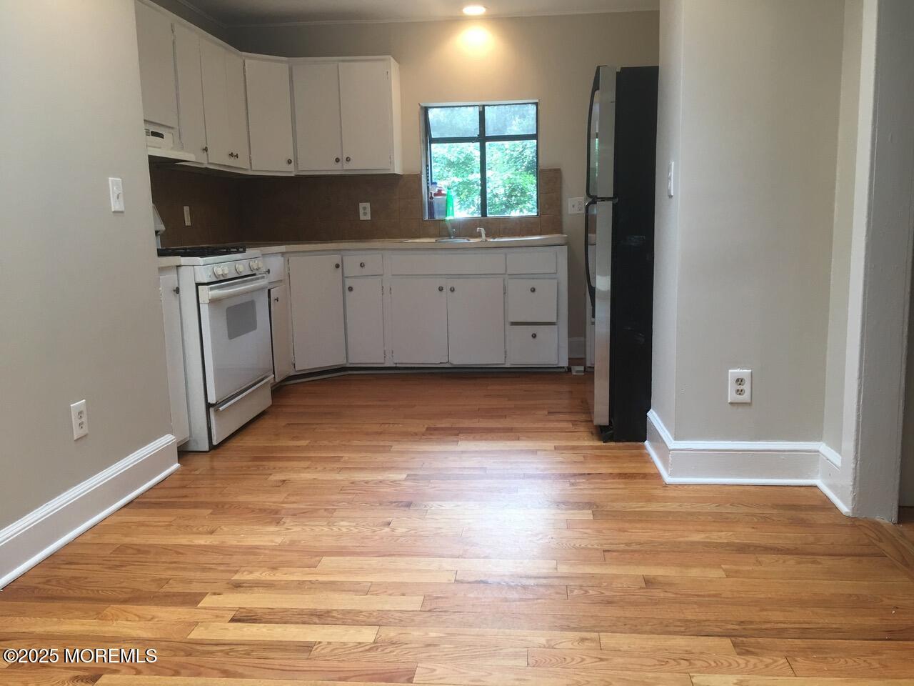 16 Leighton Place Red Bank, NJ 07701 - Photo 5 of 13 IMG_0403