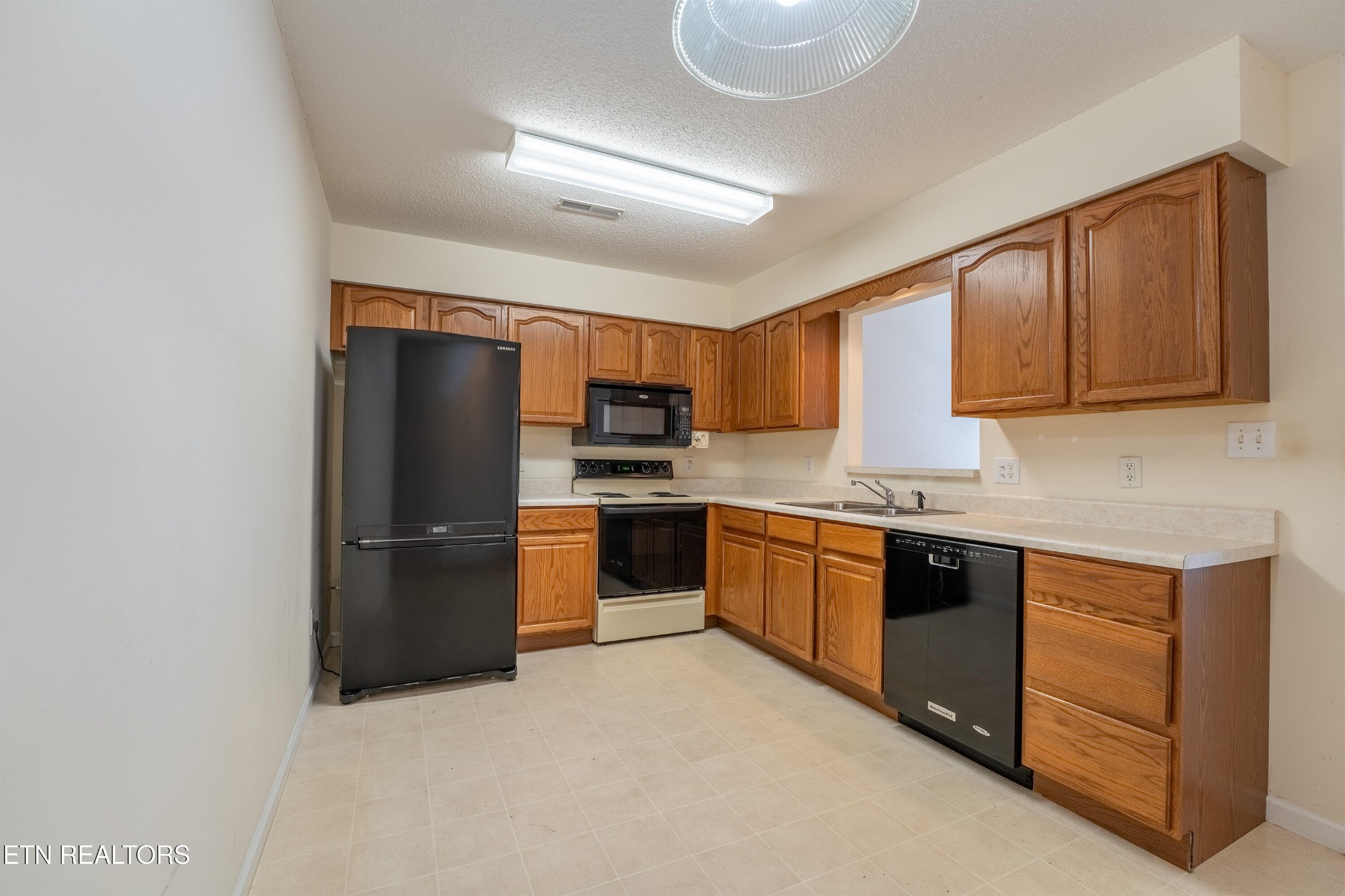 8024 Stablegate Way Powell, TN 37849 - Photo 7 of 35 a kitchen with granite countertop stainless steel appliances and cabinets