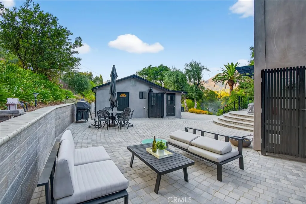 7572 McGroarty Terrace Los Angeles, CA 91042 - Photo 24 of 47 a view of a patio with a table and chairs