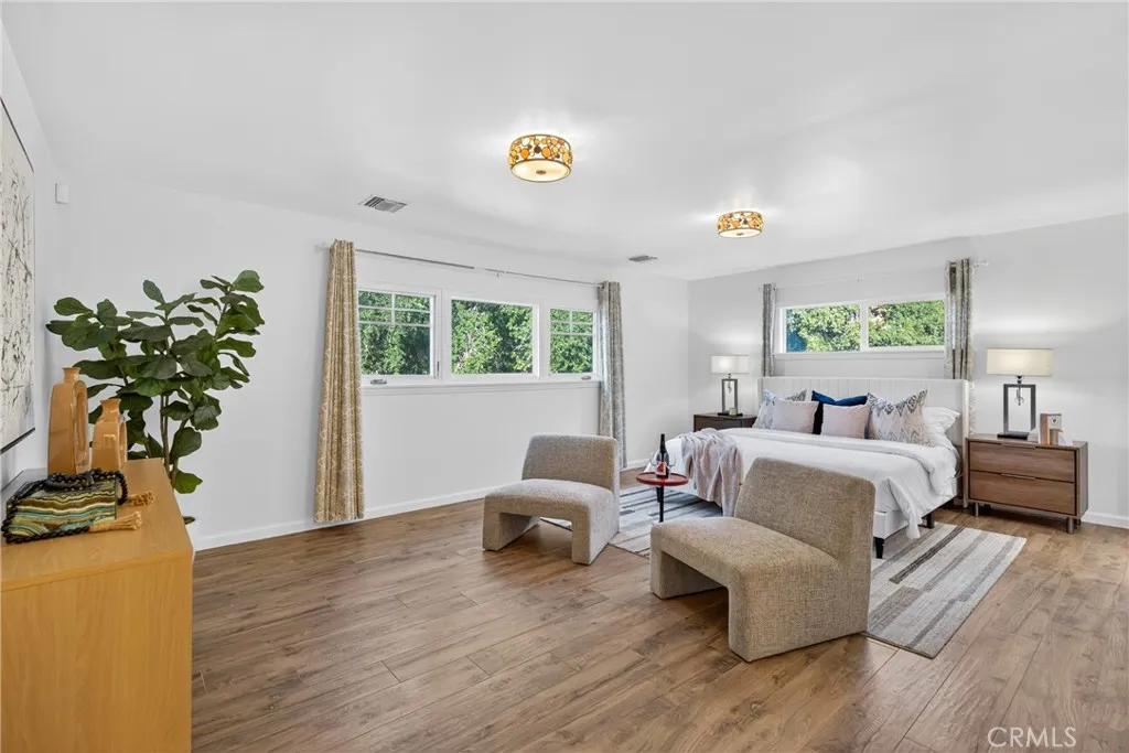 7572 McGroarty Terrace Los Angeles, CA 91042 - Photo 35 of 47 a living room with furniture and a potted plant