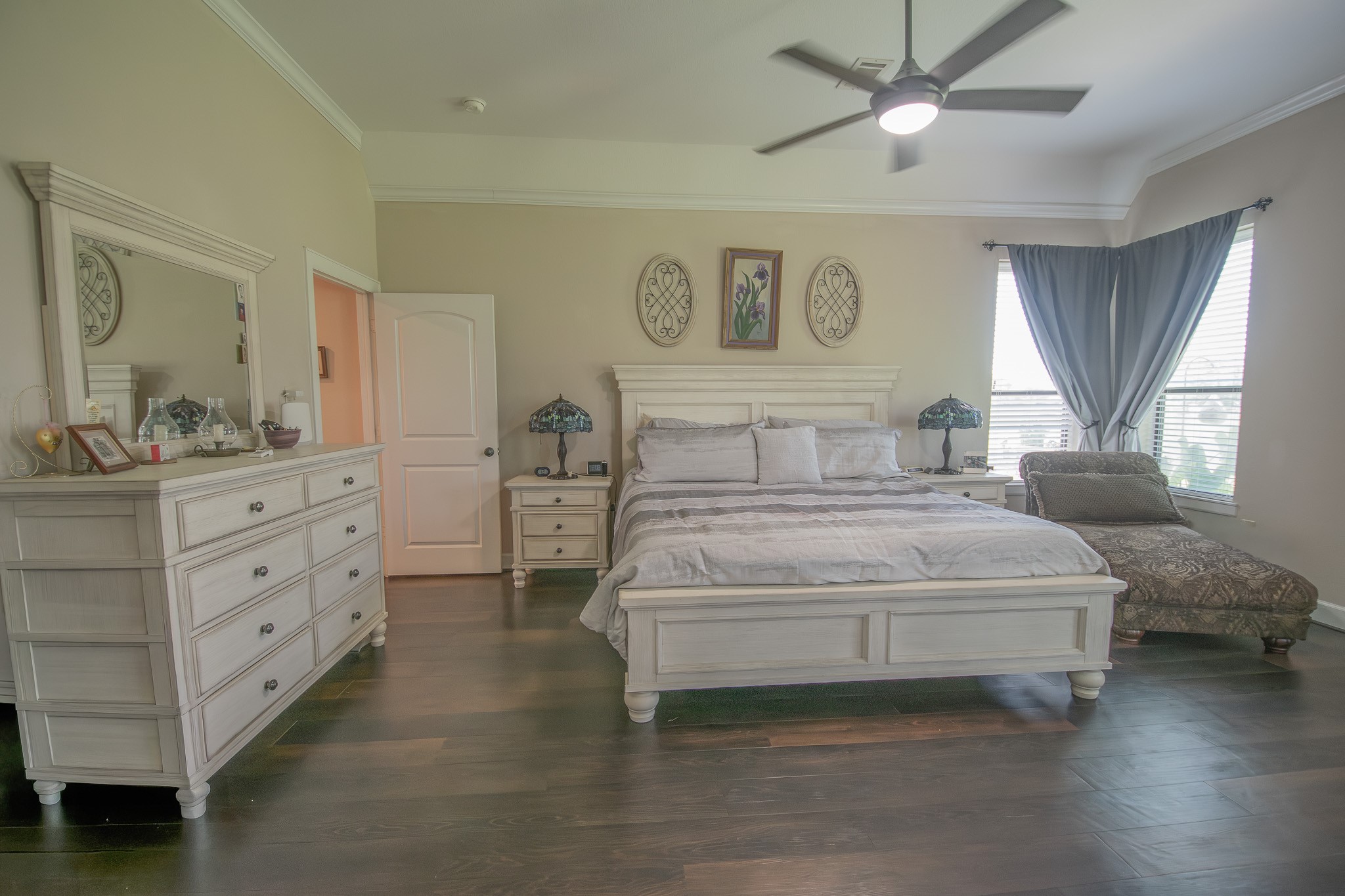 302 Mayad Boulevard Rosharon, TX 77583 - Photo 17 of 42 Look at all of the natural sunlight you get in your primary bedroom! Those 4 windows sure make it dreamy!