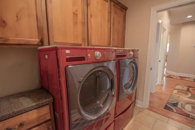 a view of an house with backyard and garden