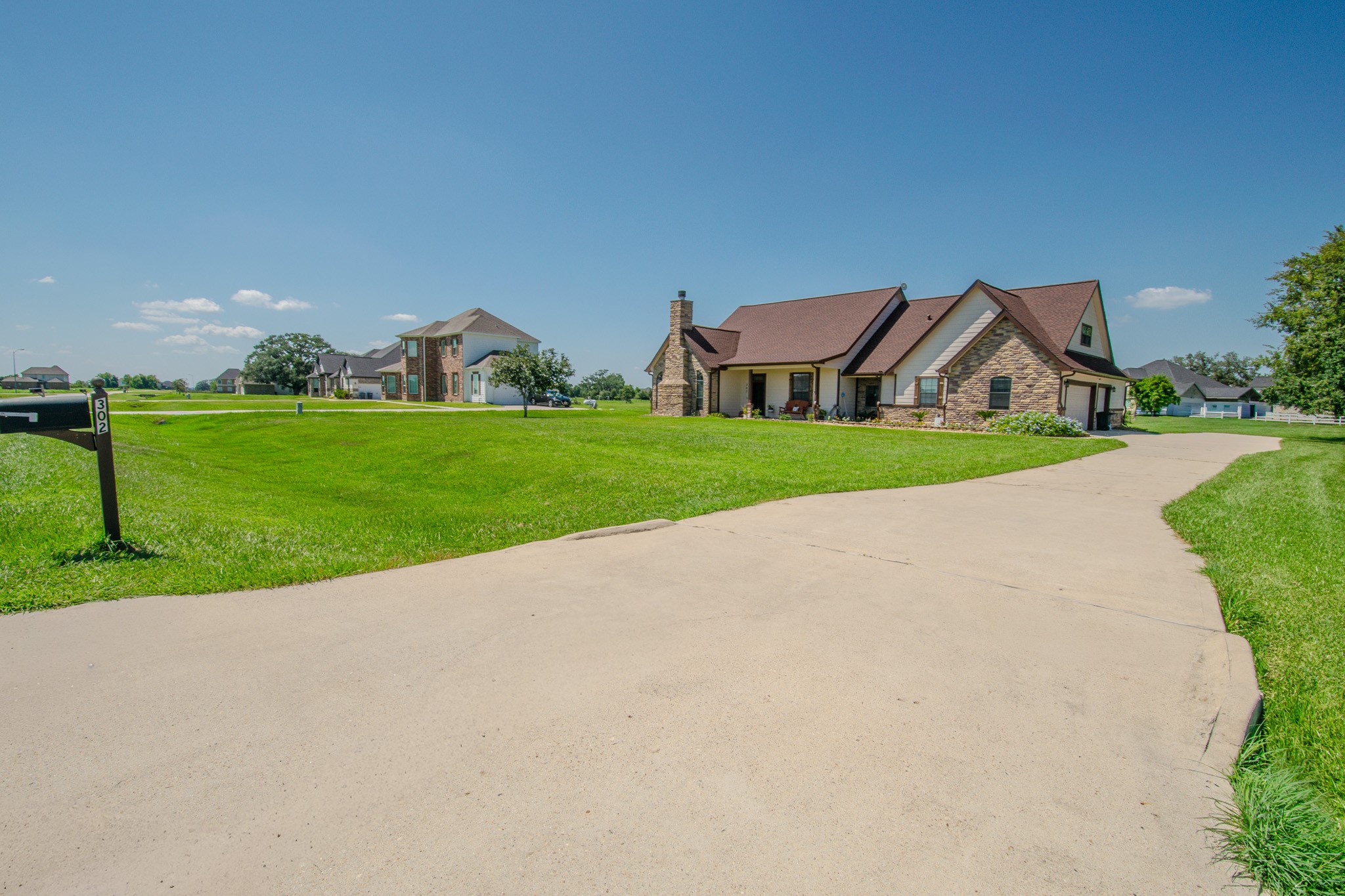 302 Mayad Boulevard Rosharon, TX 77583 - Photo 39 of 42 a view of an house with backyard and garden