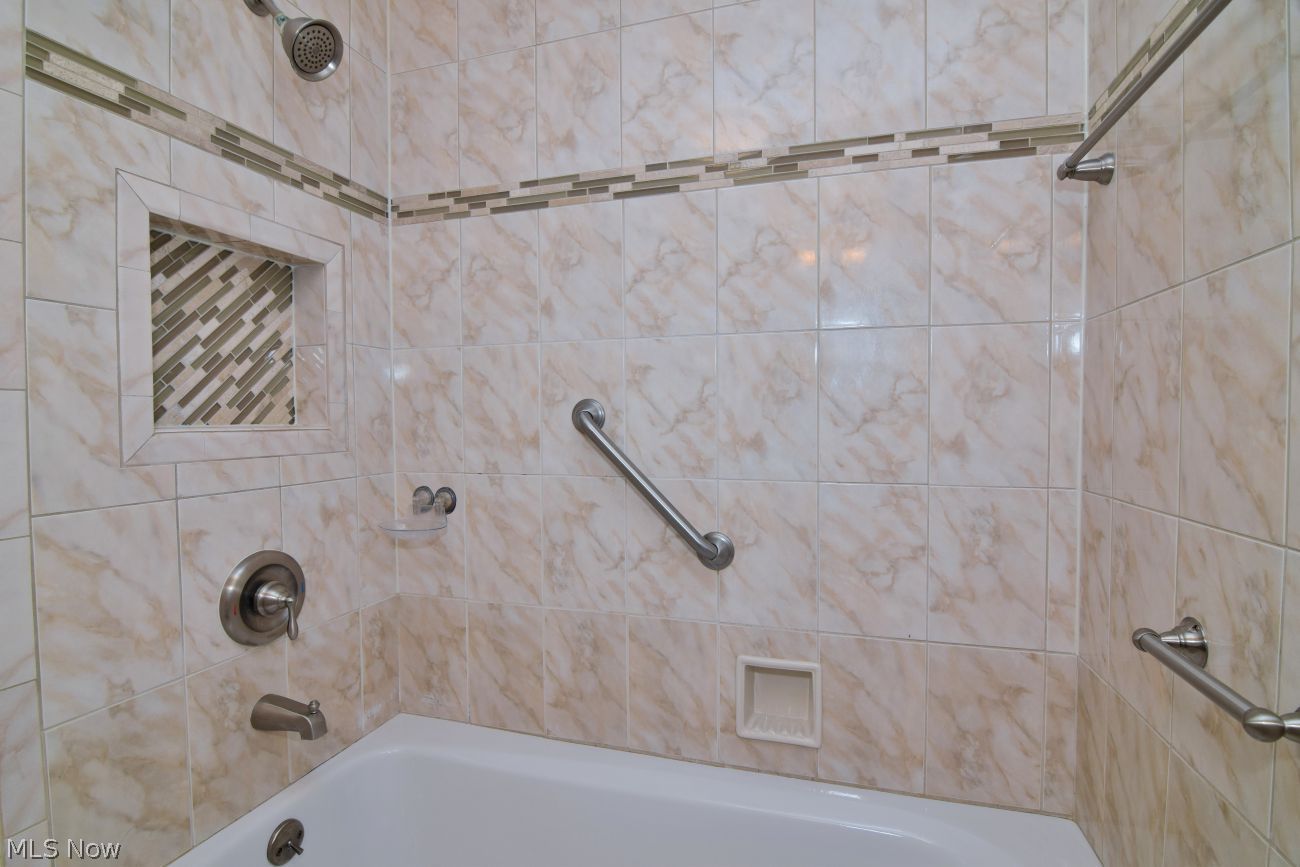 3356 Clarendon Road Cleveland Heights, OH 44118 - Photo 24 of 43 Tiled Tub