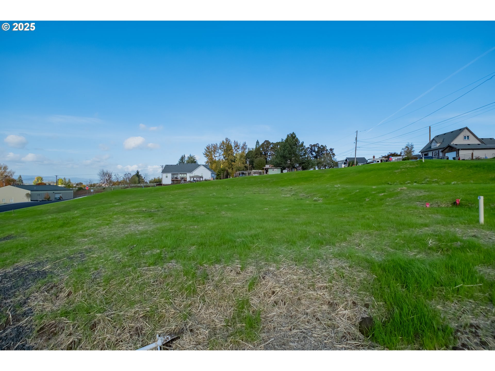 5 Block 6 Carlton, OR 97111 - Photo 8 of 43 a view of a big yard with a house