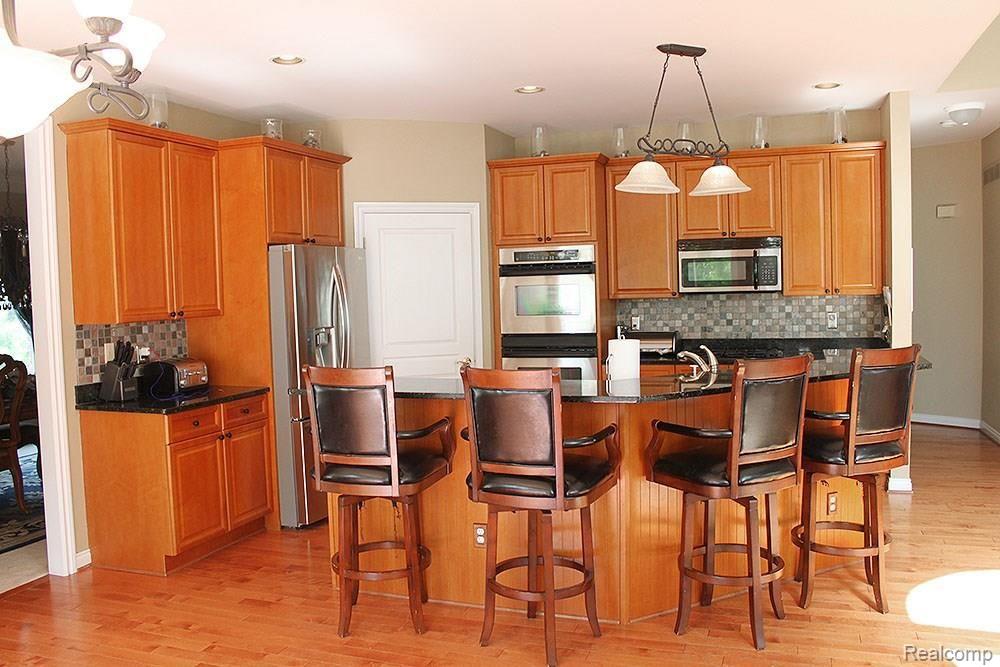 523 Springview Drive Rochester, MI 48307 - Photo 4 of 31 SpringviewKIT, 523.jpg