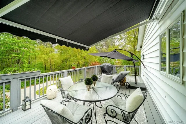 a view of yard with green space and trees