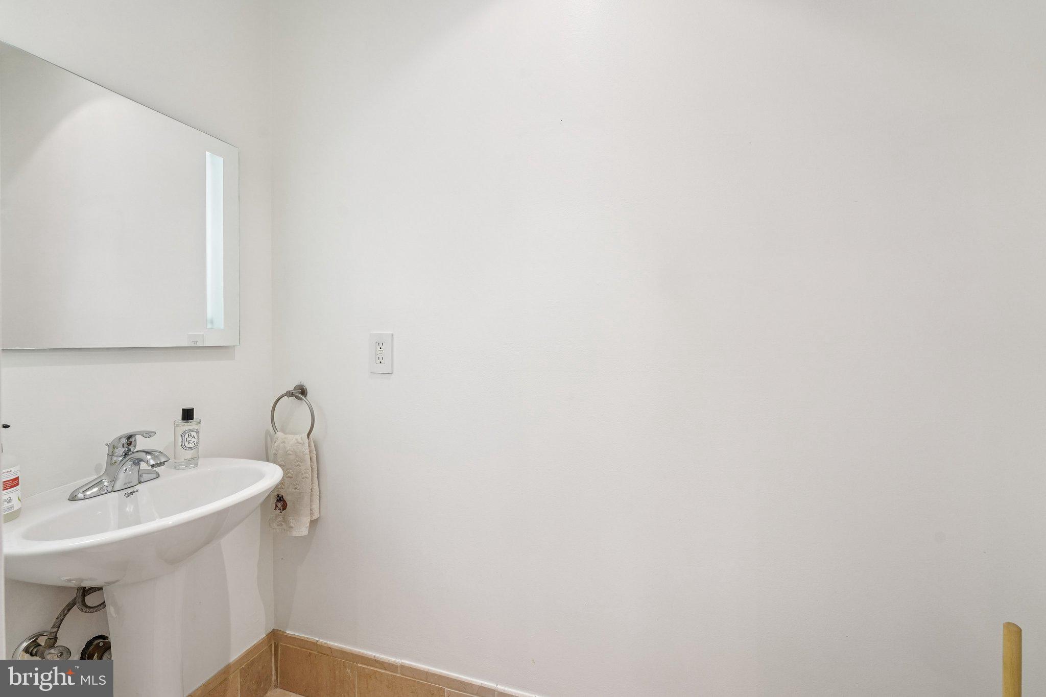 920 Clinton Street, Unit 3R Philadelphia, PA 19107 - Photo 21 of 24 a bathroom with a sink and a bathtub