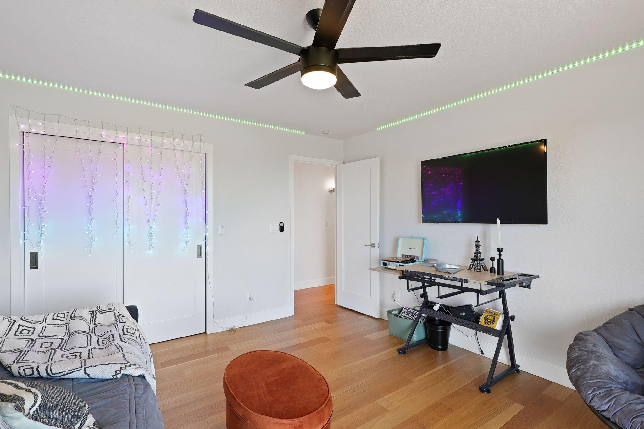 8454 Crown Way Redding, CA 96001 - Photo 22 of 44 a living room with furniture and a flat screen tv