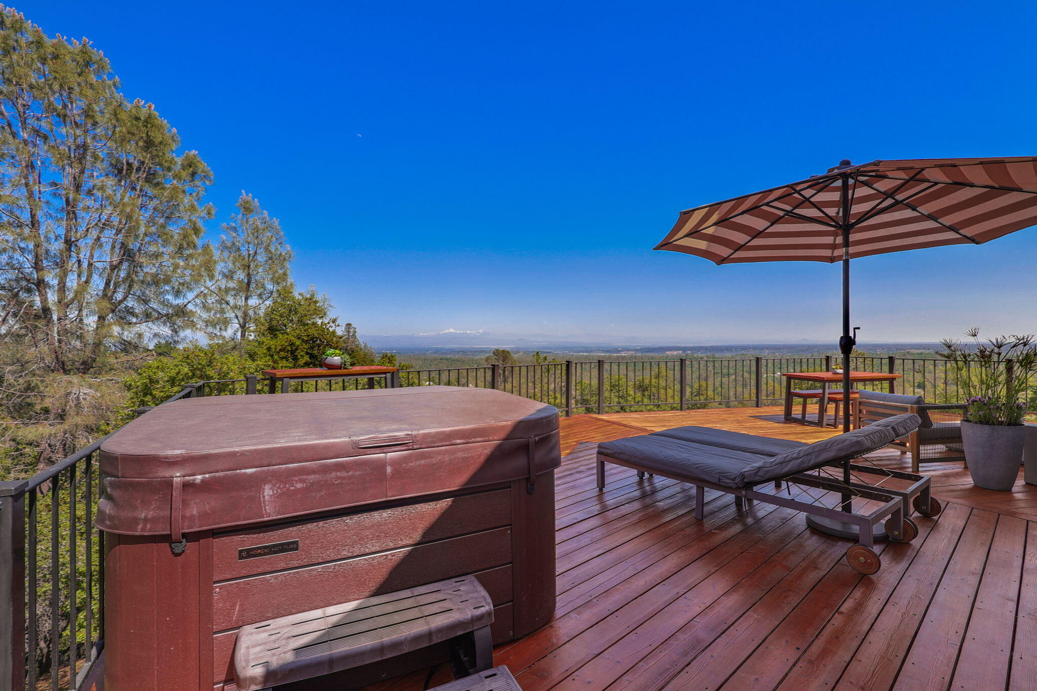 8454 Crown Way Redding, CA 96001 - Photo 33 of 44 a outdoor view with a sitting space