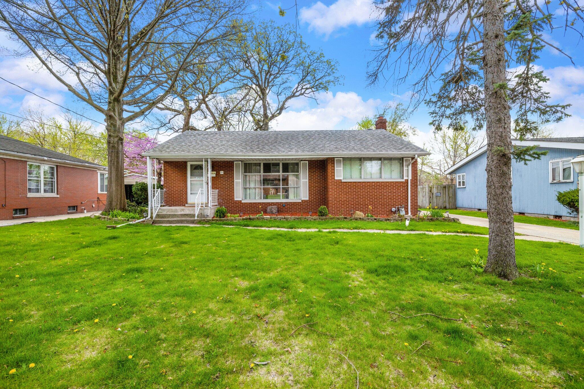 216 Southmoor Road Hammond, IN 46324 - Photo 18 of 19 a front view of house with yard and green space