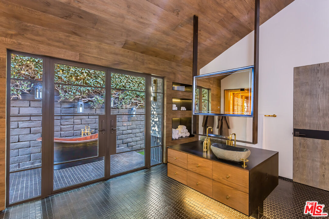 1707 Rising Glen Road Los Angeles, CA 90069 - Photo 32 of 54