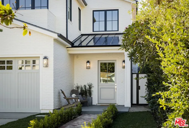 a view of back yard of the house
