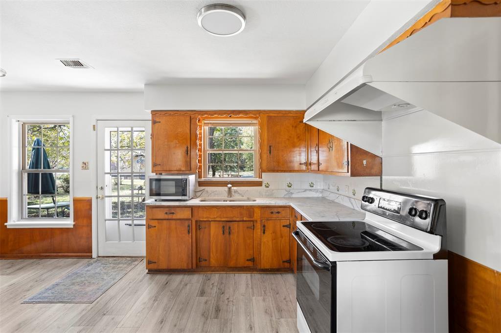 203 Main Street Red Oak, TX 75154 - Photo 10 of 32 a kitchen that has a sink and a stove