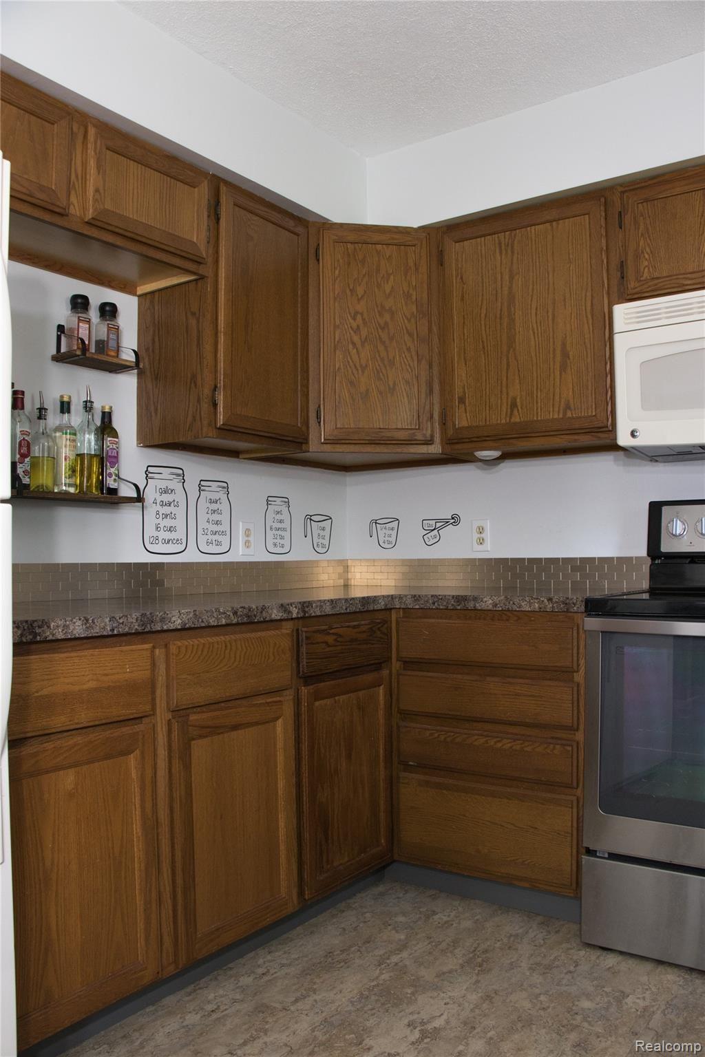 7085 Belleville Road Belleville, MI 48111 - Photo 20 of 27 Kitchen 2.jpg