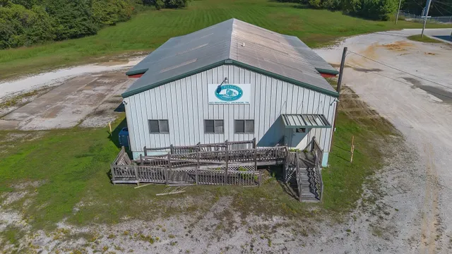 a view of a house with backyard