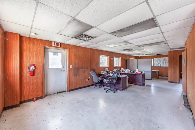 a view of a livingroom with furniture and a projector
