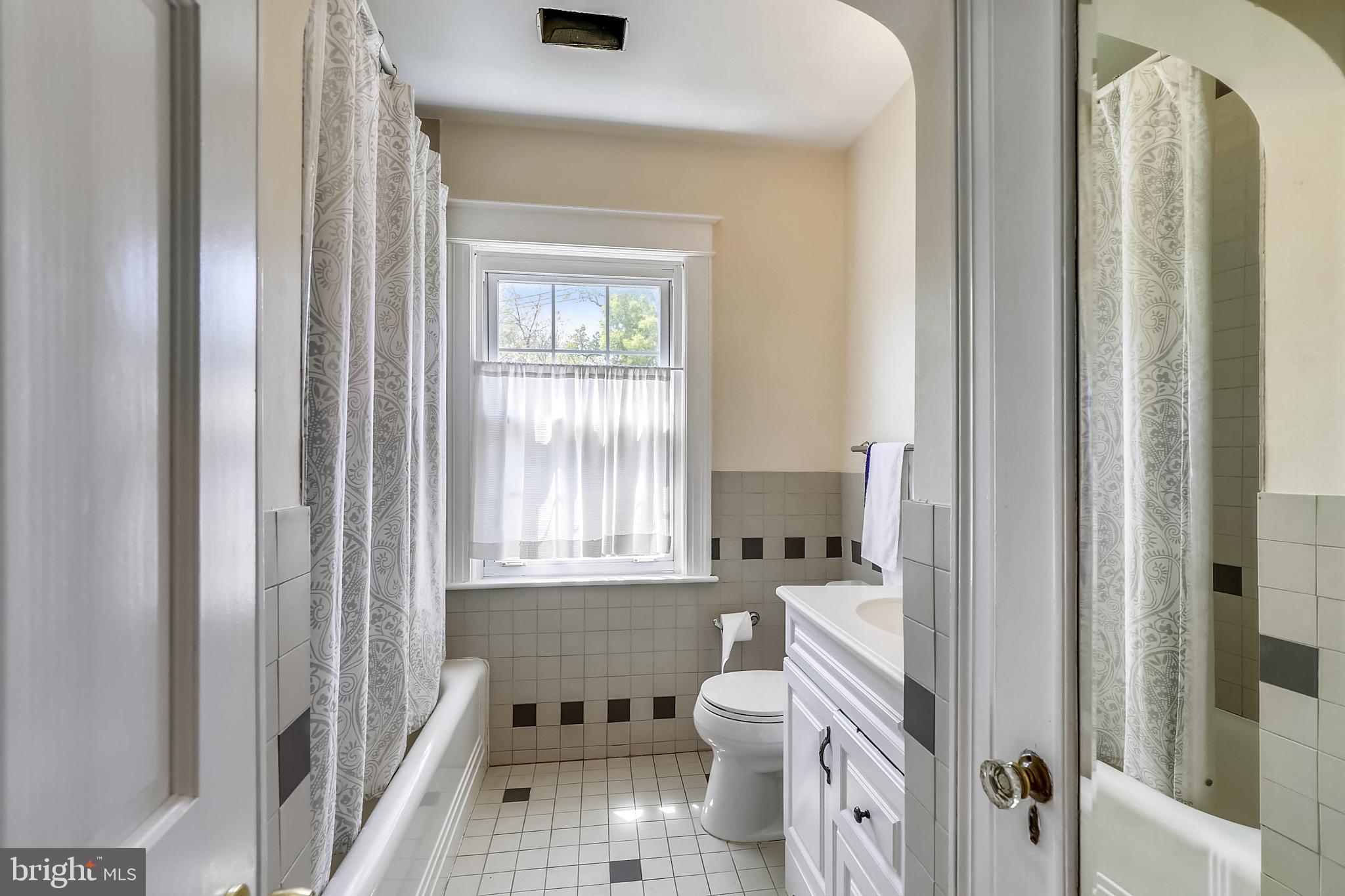 8101 Maple Ridge Road Bethesda, MD 20814 - Photo 31 of 41 Full hall bath on upper level 1 with tub/shower