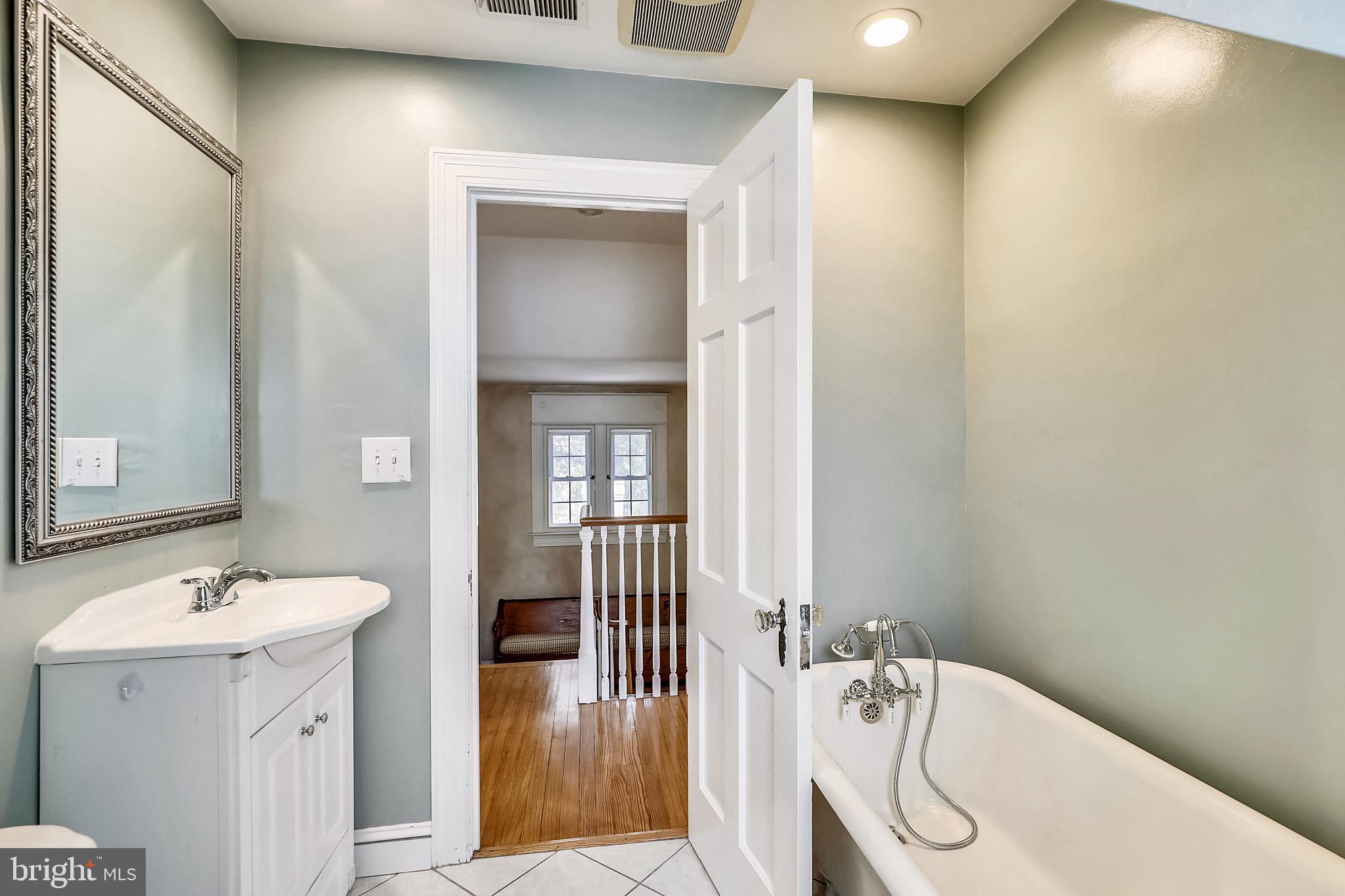 8101 Maple Ridge Road Bethesda, MD 20814 - Photo 34 of 41 Full hall bath with claw foot tub on upper level 2