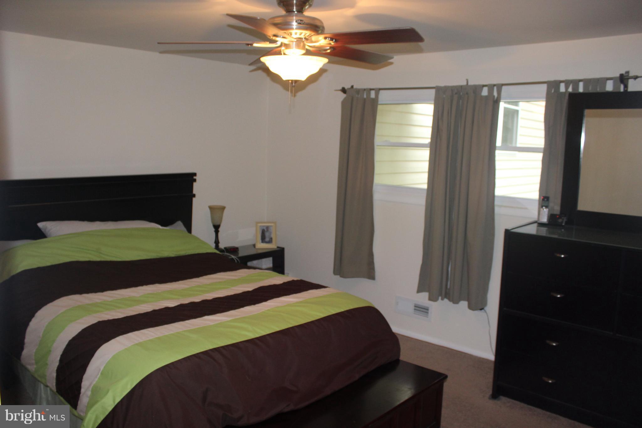 807 Pin Oak Road Severna Park, MD 21146 - Photo 8 of 29 Master bedroom with jack n jill bath.