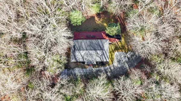 a view of a back yard