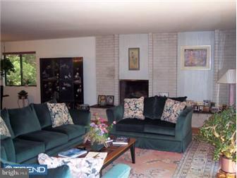 637 Jeffrey Lane Wayne, PA 19087 - Photo 5 of 10 Living Room