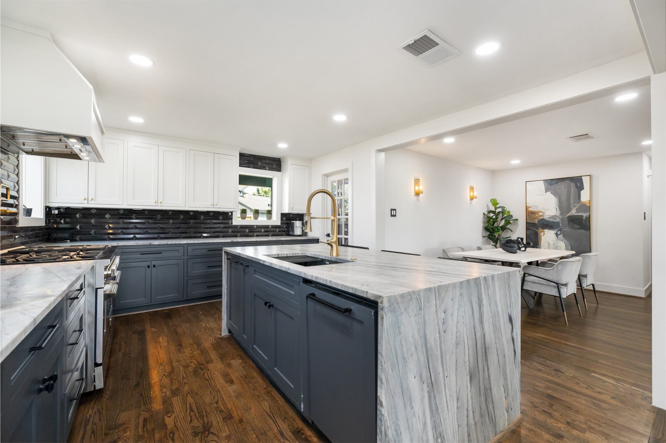 516 West 30th Street Houston, TX 77018 - Photo 21 of 49 Kitchen to the dining