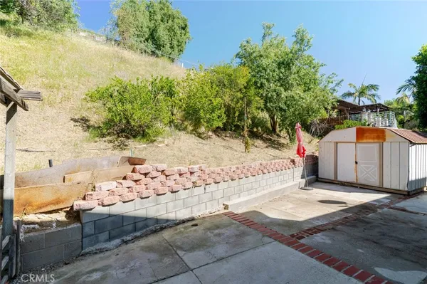 a view of a backyard of the house
