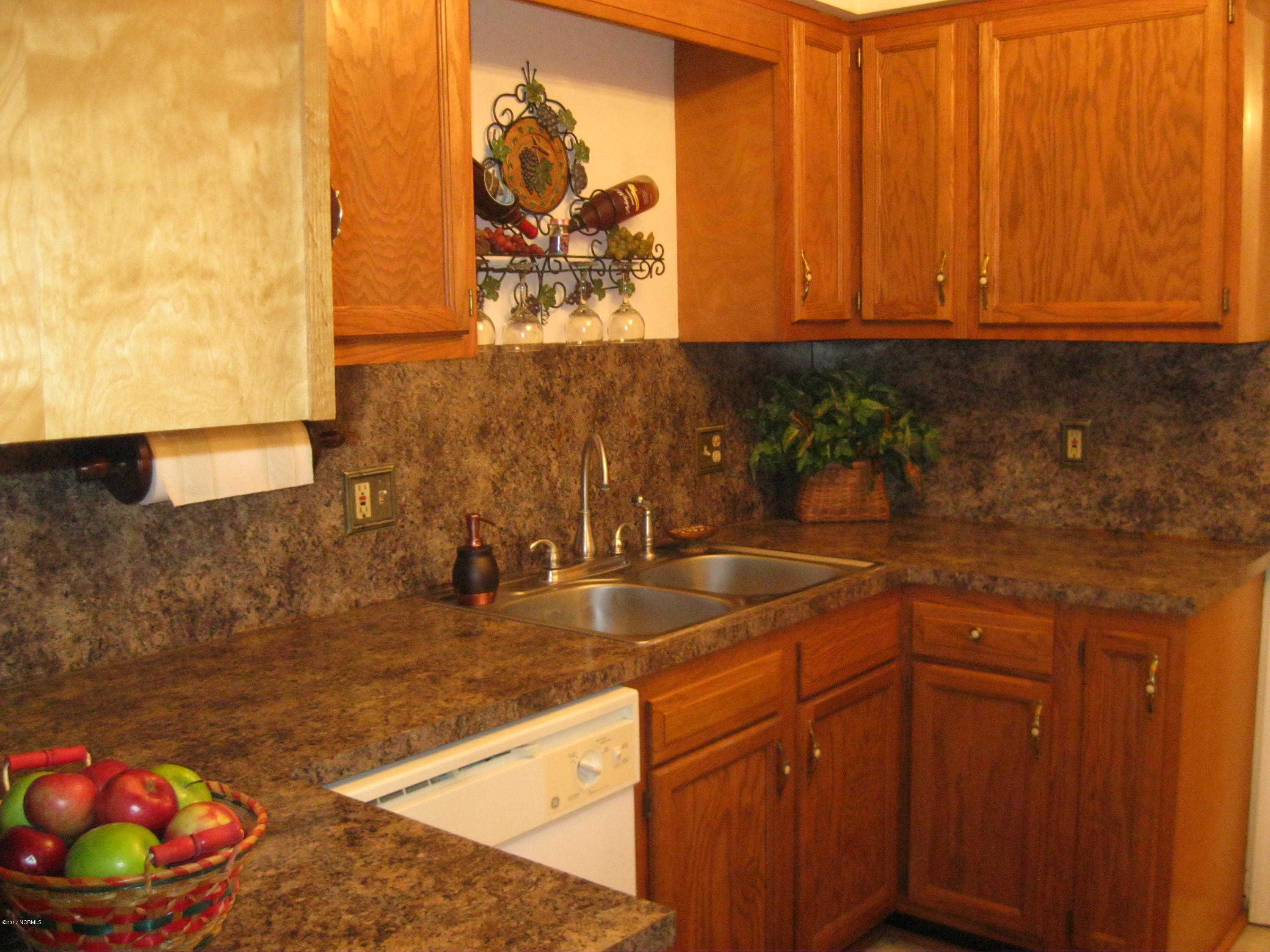 2081 Quail Ridge Road, Unit D Greenville, NC 27858 - Photo 3 of 12 Kitchen