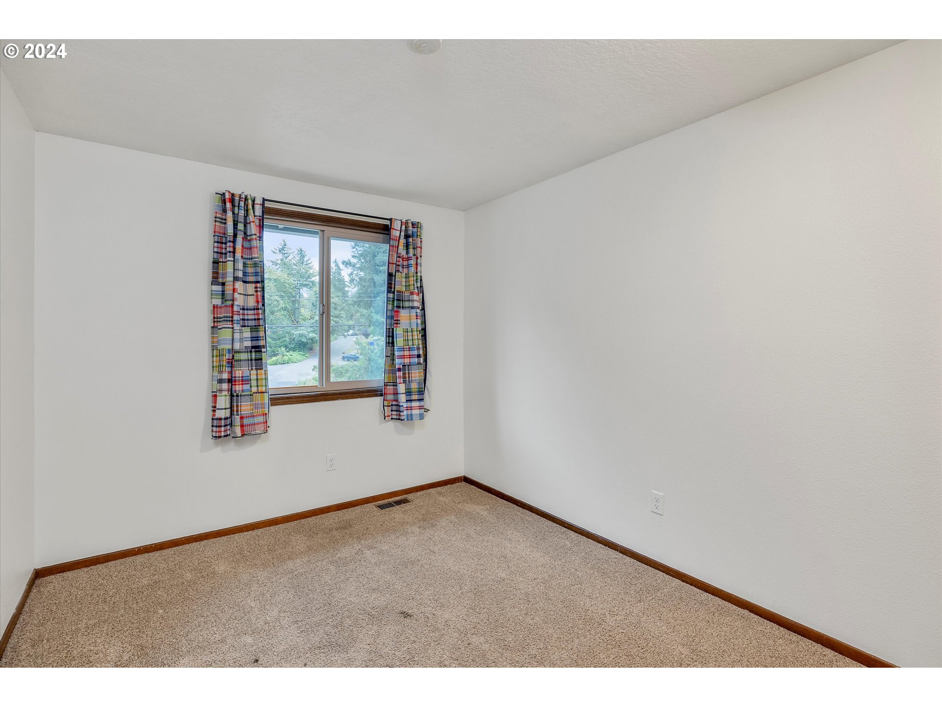 7233 Southwest Capitol Hill Road Portland, OR 97219 - Photo 19 of 34 Bedroom