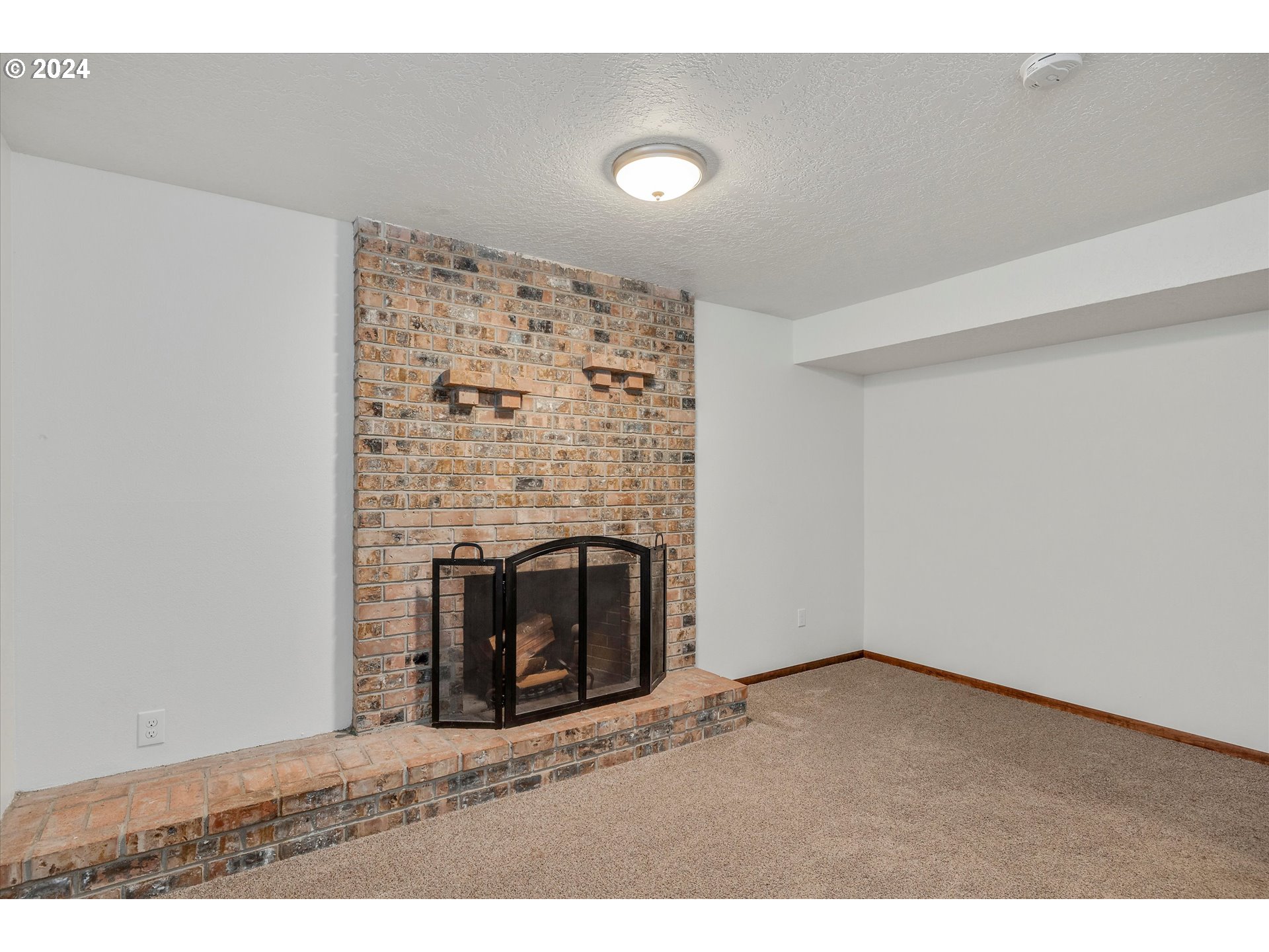 7233 Southwest Capitol Hill Road Portland, OR 97219 - Photo 21 of 34 Family Room