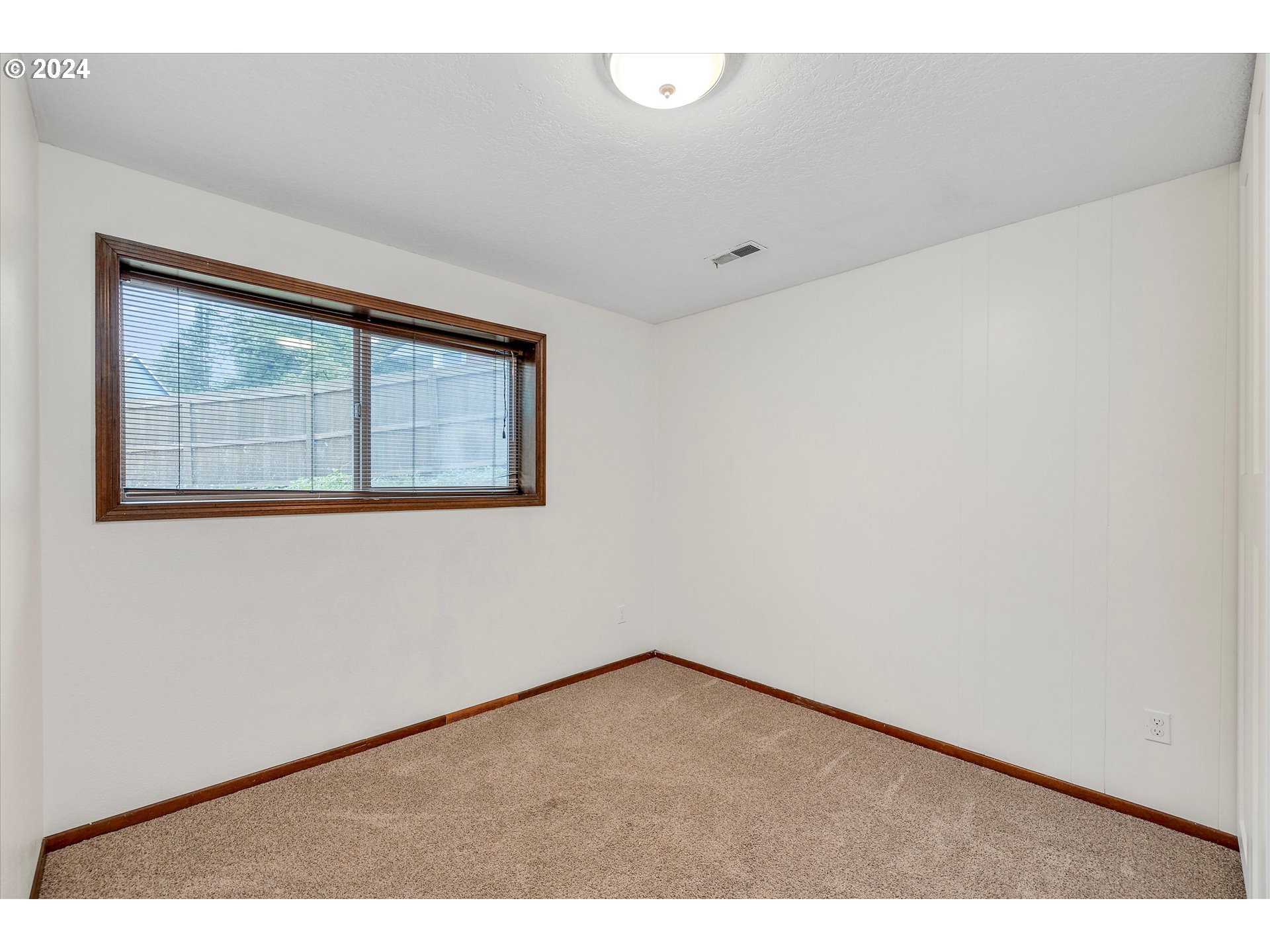 7233 Southwest Capitol Hill Road Portland, OR 97219 - Photo 23 of 34 Bedroom