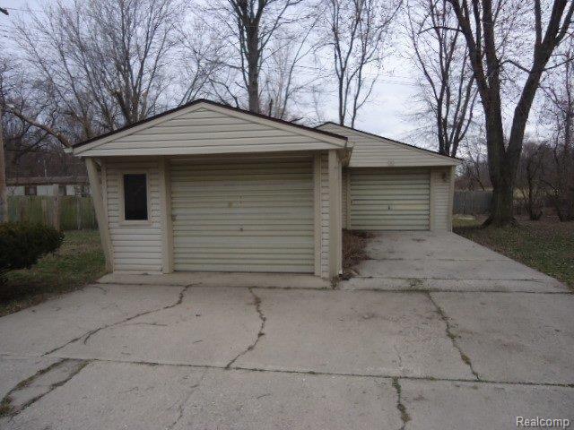 46546 Willis Road Belleville, MI 48111 - Photo 6 of 19 261-835572 Garage.JPG