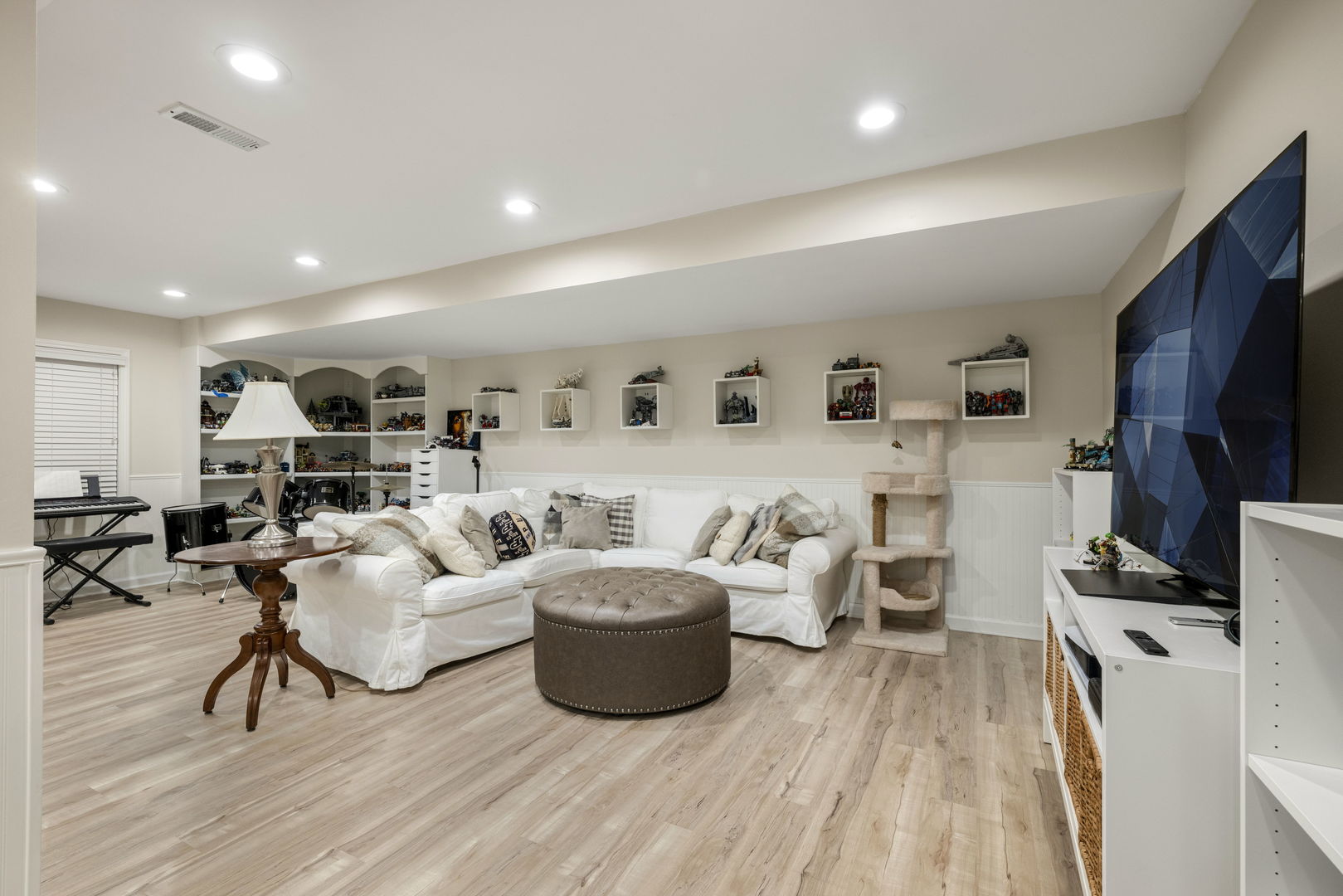 175 Margate Court Lake Bluff, IL 60044 - Photo 27 of 57 a living room with furniture and a flat screen tv