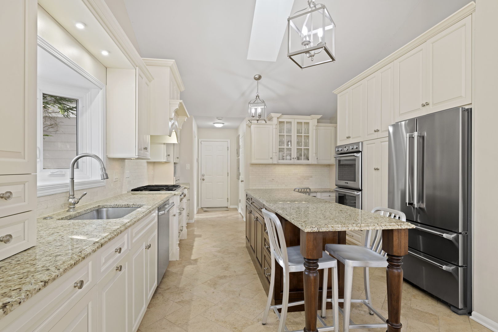 175 Margate Court Lake Bluff, IL 60044 - Photo 10 of 57 a large kitchen with a table and chairs