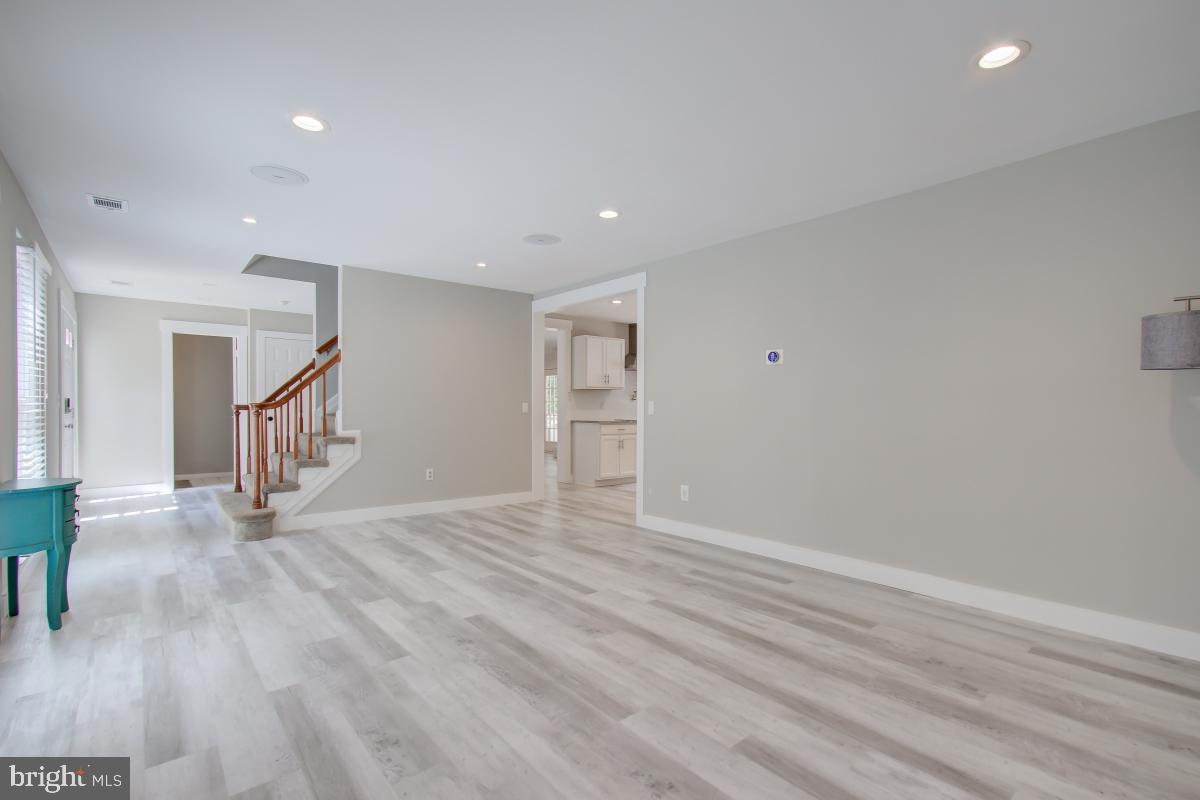 116 Hamilton Road Sterling, VA 20165 - Photo 21 of 44 Living Room