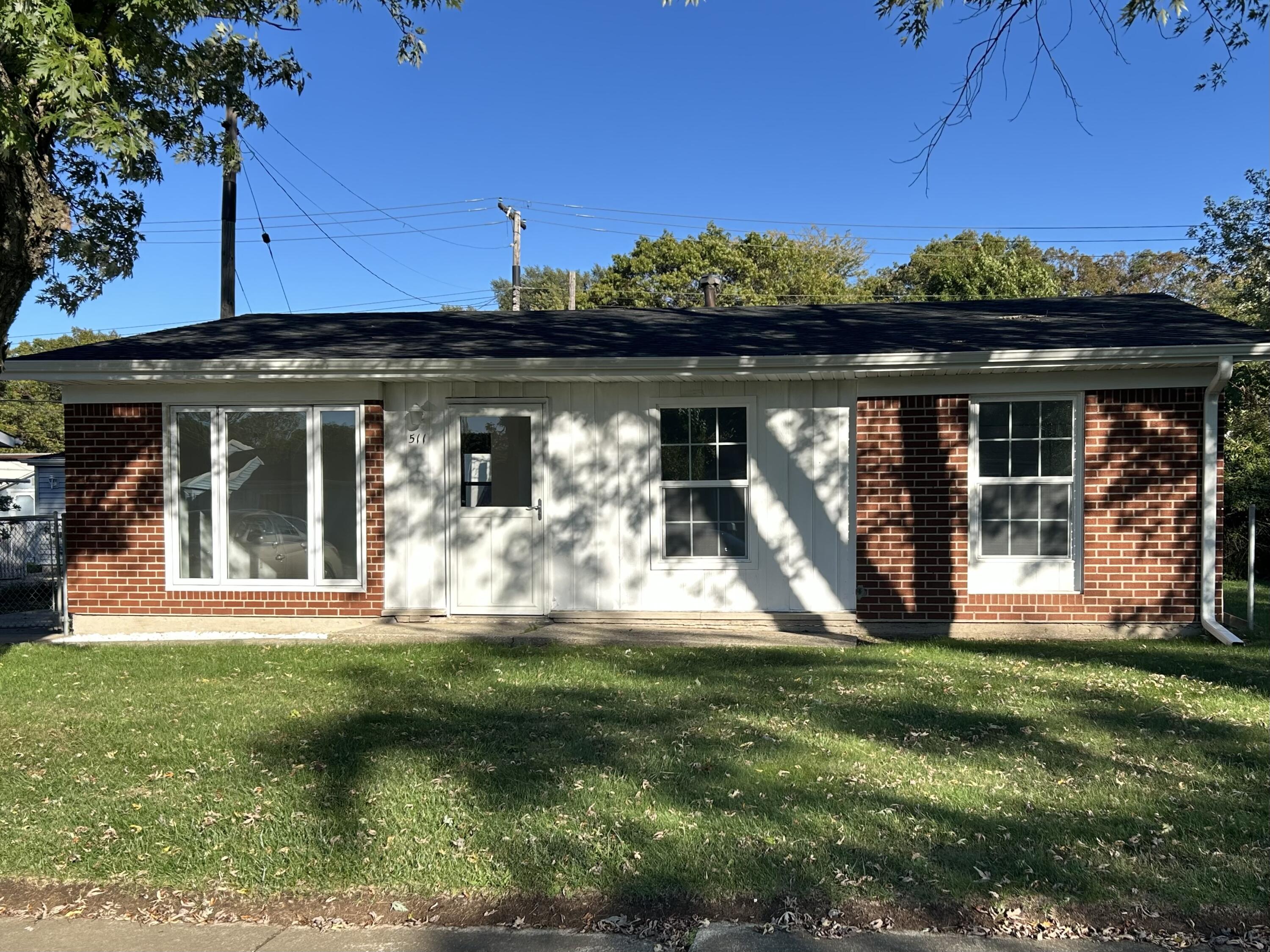a view of a house with backyard