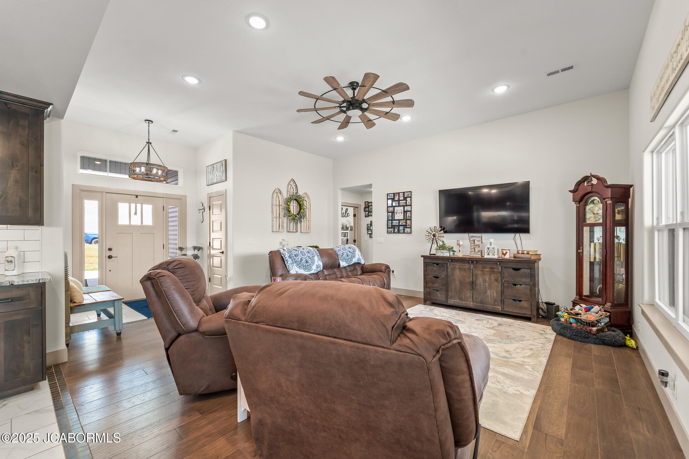 215 Carel Road Jefferson City, MO 65109 - Photo 4 of 48