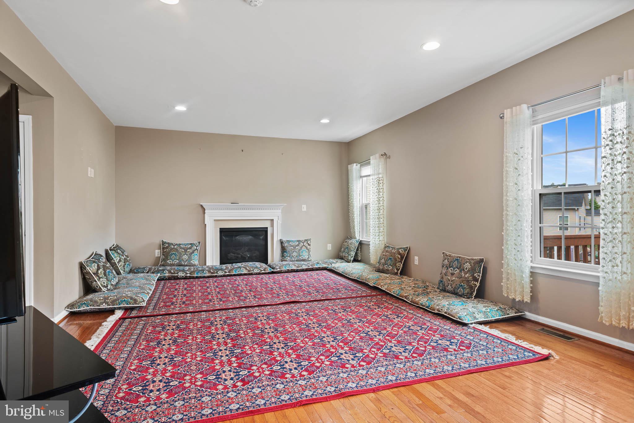3214 Fledgling Circle Woodbridge, VA 22193 - Photo 11 of 29 Inviting space with vibrant decor.